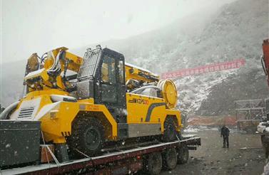 麻花传媒MV在线观看智裝攻堅（jiān）西藏拉（lā）澤公路4600米高原作業