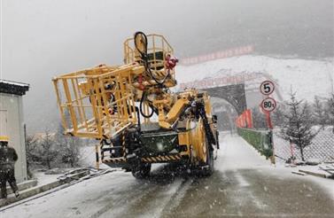 川（chuān）藏線建設的“鋼鐵俠” | 新（xīn）築智裝